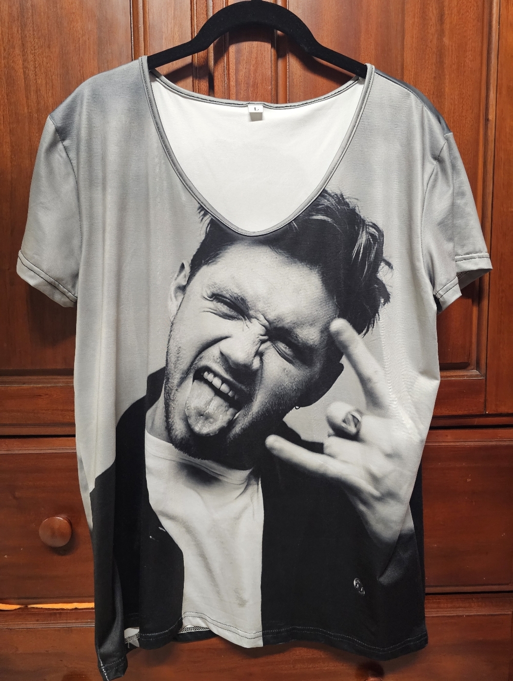 Women's Graphic V-Neck Shirt in Light Gray with Monochrome Print - Niall Horan